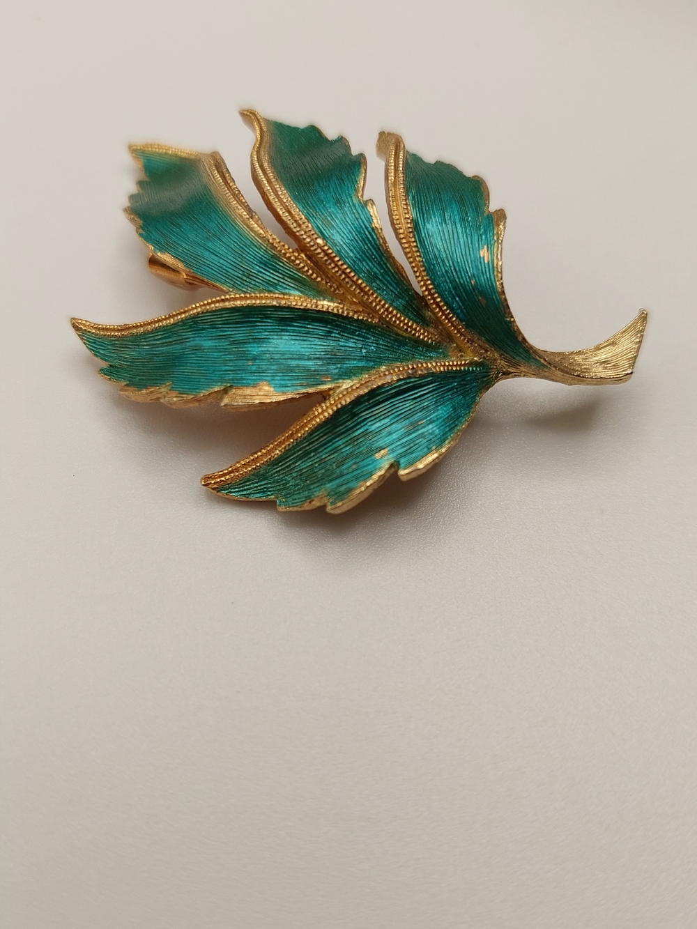 JJ JONETTE VINTAGE Green Enamel & Textured Goldtone Leaf Brooch - Women Jewelry